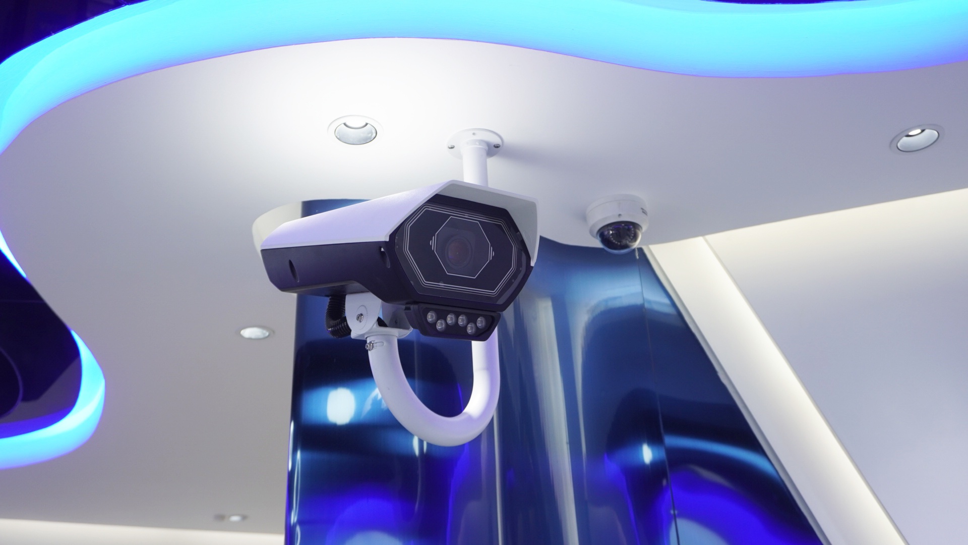 High-mounted LPR camera series for urban parking scenarios