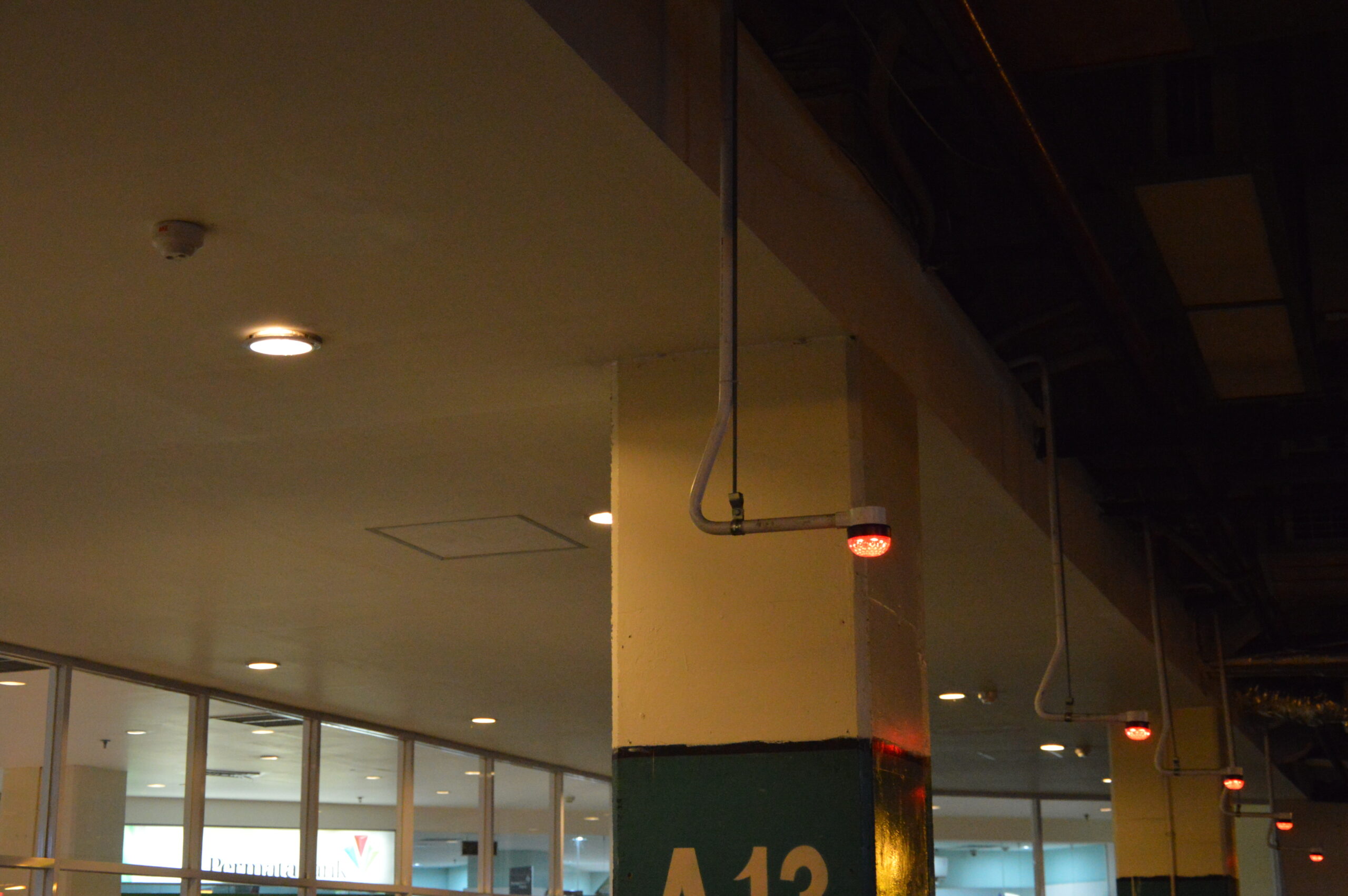 Red indicators and numbered columns make the parking row visible to approaching drivers.