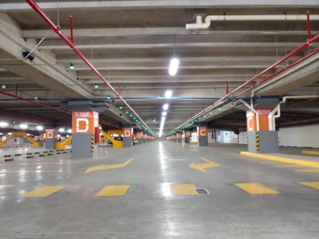 A second aisle view shows the relationship between overhead indicators, driving routes and zone labels.